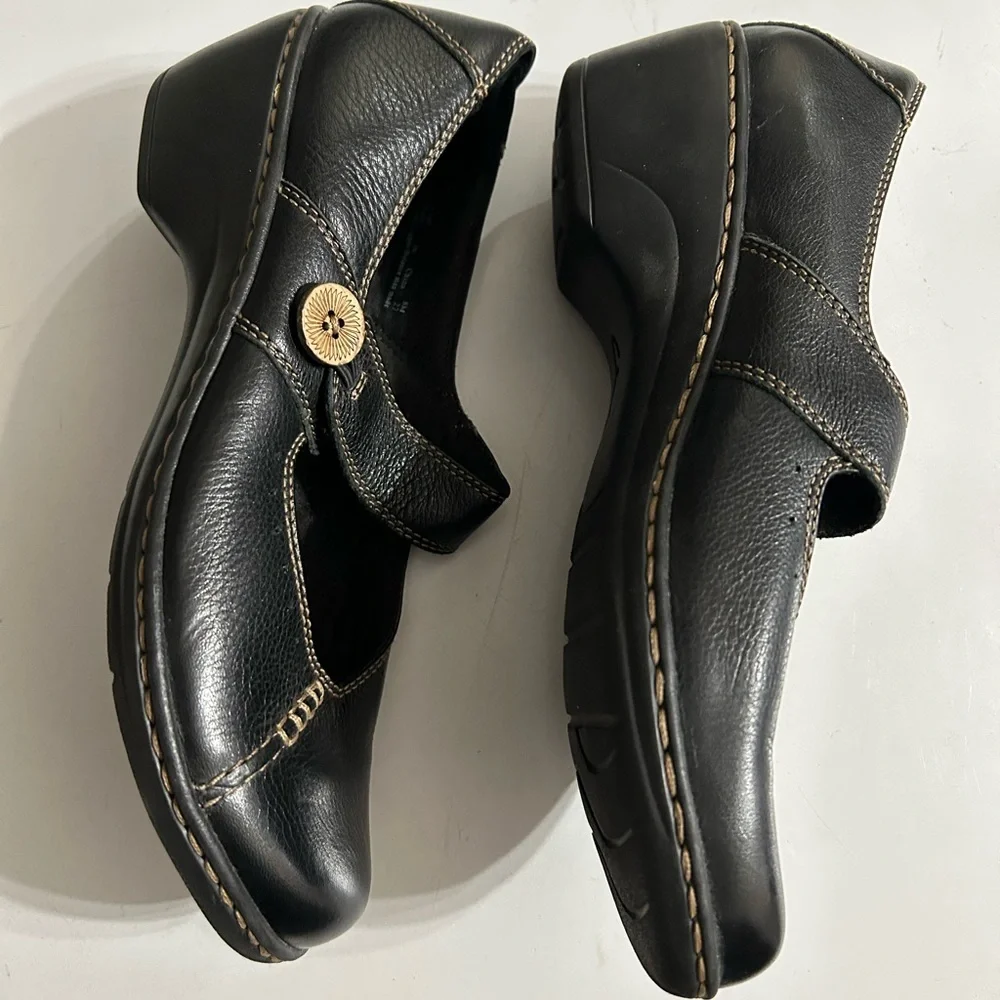 Clark’s bendable Black Leather Mary Jane Shoes with Gold Accents, size 8M - Picture 8 of 10